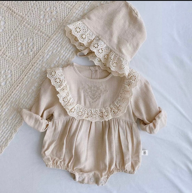 Бебешко боди с дантела и шапка Beige Lace